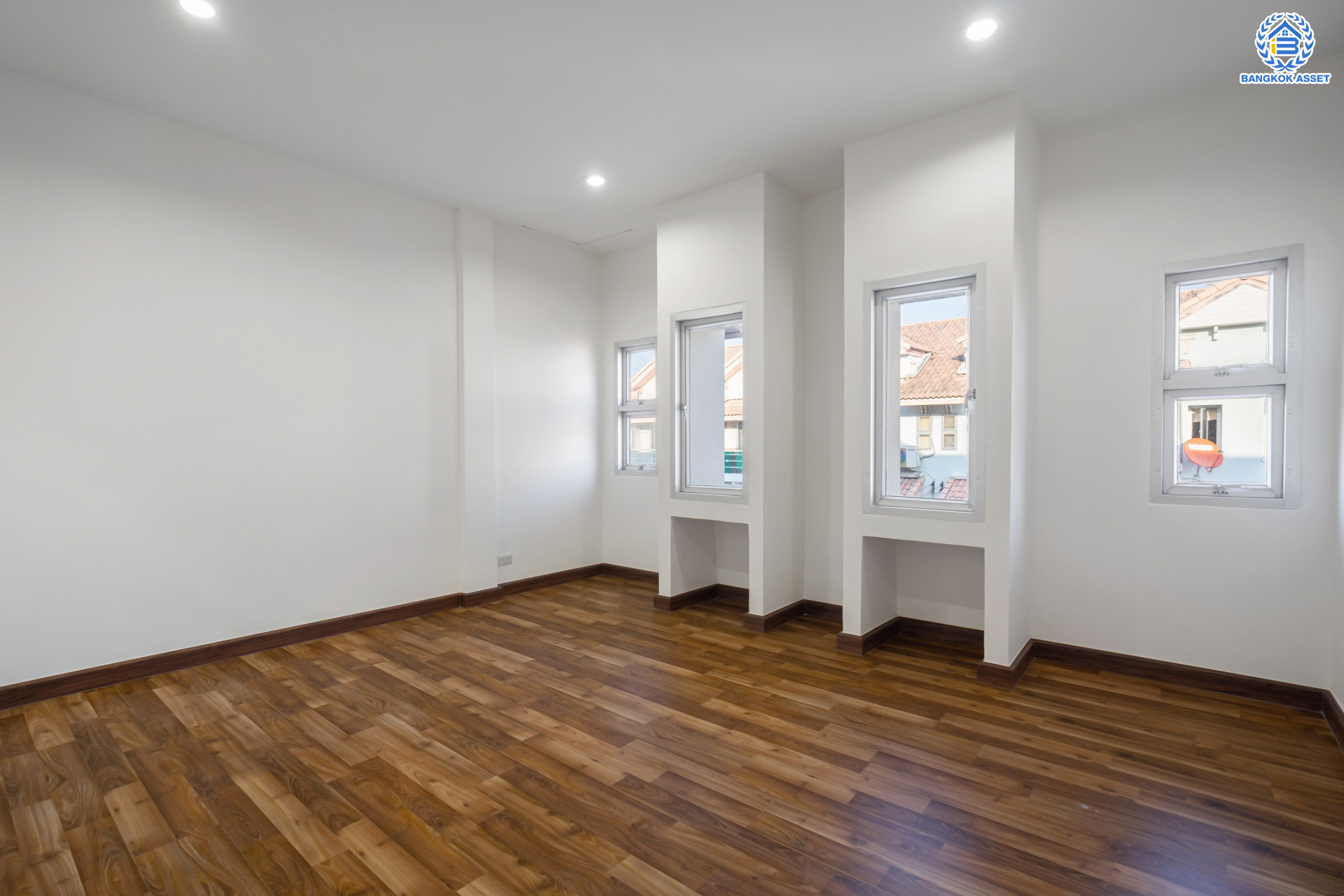 บ้านมือสองตกแต่งใหม่ ม.บ้านริมสวน ดอนเมือง เนื้อที่ 17.6 ตร.ว. ฟังก์ชันจัดเต็ม 3 ห้องนอน 3 ห้องน้ำ จอดรถได้ 2 คัน มีความเป็นส่วนตัว เดินทางเข้าสู่ใจกลางเมืองได้อย่างสะดวกสบาย ใกล้สนามบินดอนเมือง และทางด่วนศรีสมาน